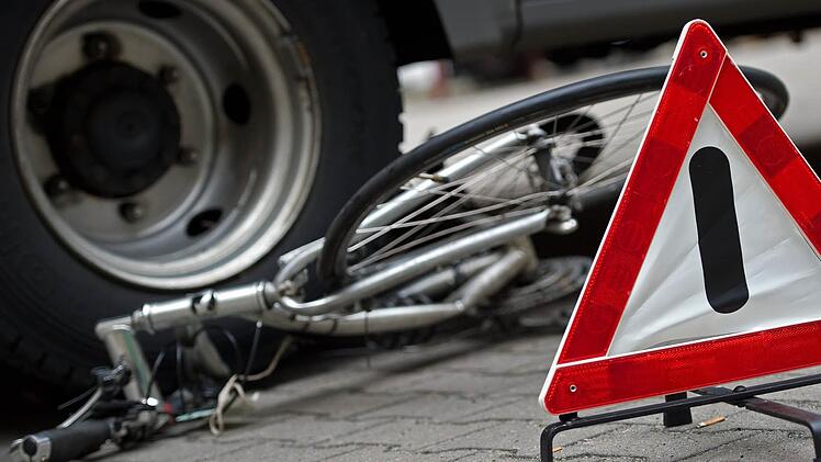 Tragischer Unfall am Donnerstag in M&ouml;hrendorf: Ein betrunkener Autofahrer erfasste mit seinem Fahrzeug zwei Radfahrer. Einer davon kam dabei ums Leben. Symbolbild: dpa