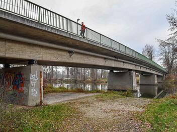In die Jahre gekommen: Die Franz-Fischer-Brücke in Bamberg soll bis 2022 ersetzt werden.  Ronald Rinklef