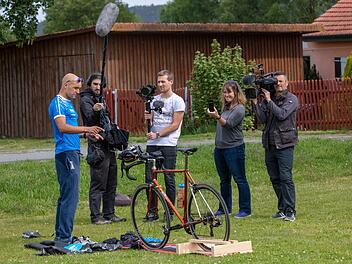 Ein vierköpfiges Team des Bayerischen Rundfunks hat die Trainingseinheit des Triathleten Andreas Dreitz (links) begleitet.  Foto: Klaus Gagel