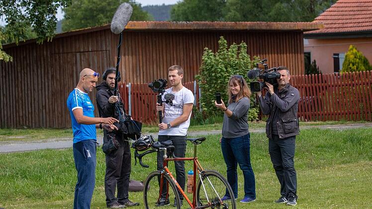 Ein vierköpfiges Team des Bayerischen Rundfunks hat die Trainingseinheit des Triathleten Andreas Dreitz (links) begleitet.  Foto: Klaus Gagel