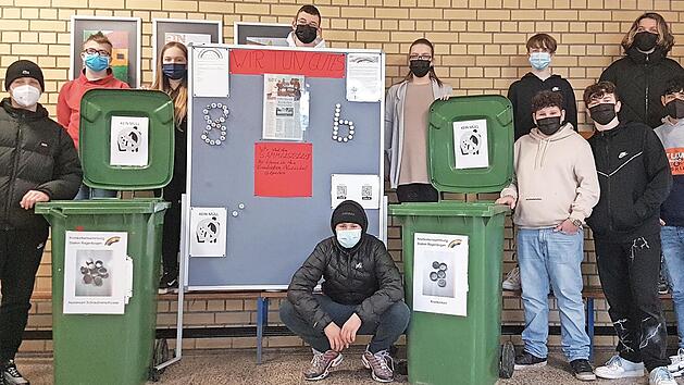 In diese Tonnen kommt ein ganz spezieller M&uuml;ll: Sch&uuml;ler der Klasse 8b und der SMV der Mittelschule Se&szlig;lach beteiligen sich an der Kronkorken- und Aluverschluss-Sammelaktion von Stefan Rambacher (Knetzgau) zugunsten krebskranker Kinder.