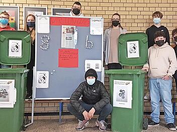 In diese Tonnen kommt ein ganz spezieller Müll: Schüler der Klasse 8b und der SMV der Mittelschule Seßlach beteiligen sich an der Kronkorken- und Aluverschluss-Sammelaktion von Stefan Rambacher (Knetzgau) zugunsten krebskranker Kinder.