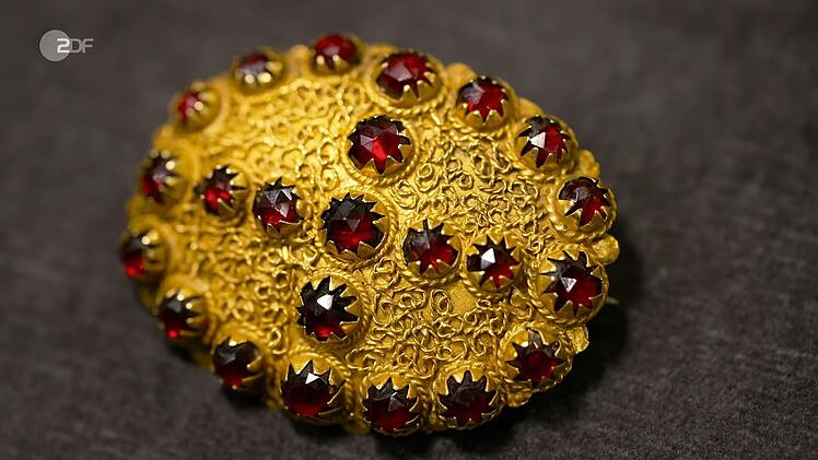 Die Goldbrosche mit granatfarbenen Glassteinen aus der Zeit zwischen 1850 und 1860 hatte einen Wert von 600 Euro.