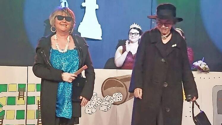 Karin Haut (links) und Monika M&uuml;hleck standen als &bdquo;trauernde Witwen&ldquo; auf der B&uuml;hne des FCSH.