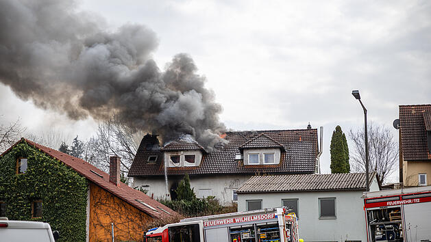 Dachstuhl in Flammen: Feuer greift auf Doppelhaush&auml;lfte &uuml;ber