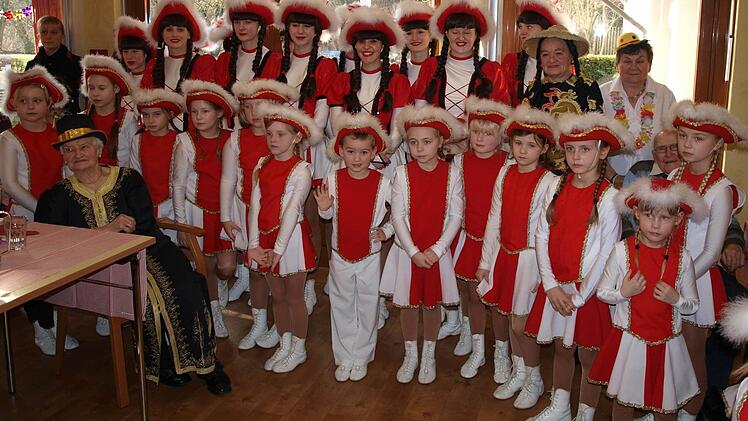 Ein farbenprächtiges Bild gaben die kleine und die große Garde mit den tollen Masken der BRK-Senioren.