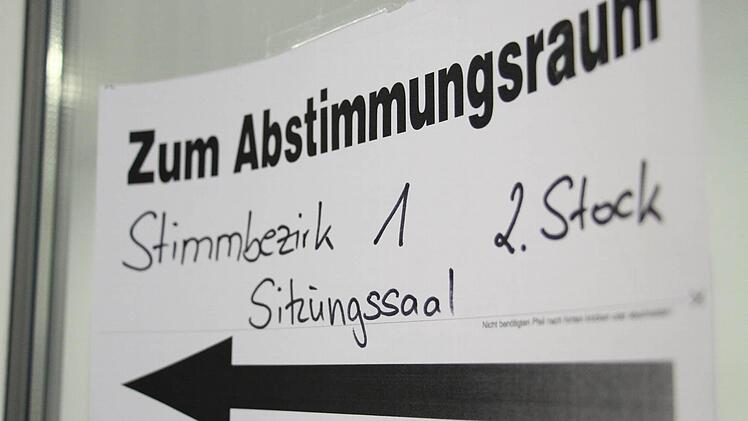 Verkündung des Ergebnisses des Bürgerentscheids zum Adelsdorfer Schulsportplatz Foto: Christian Bauriedel