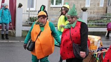 Als "süße Früchtchen" waren die Damen der VfL-Gymnastikgruppe unterwegs. Foto: Helmut Will