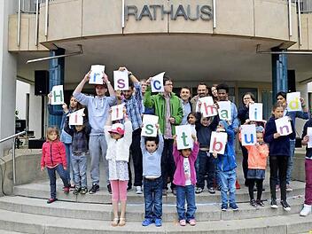 Sie halten im wahrsten Sinne des Wortes das Motto der Veranstaltung hoch. Foto: Andrea Spörlein