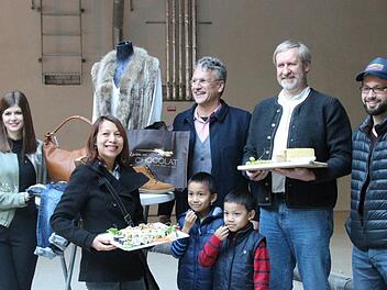 Sie werden in der Markthalle für Leben sorgen (von links): Janis Franz, Ngon Nguyen mit ihren Söhnen, Werner Häfele, Hubert Wall und Enrico Pizzaro. Zwei weitere Mieter stehen schon fest, mit einem wird noch verhandelt und eine Gastro-Fläche ist noch frei. Foto: Simone Bastian