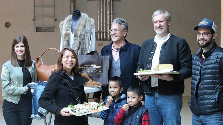 Sie werden in der Markthalle für Leben sorgen (von links): Janis Franz, Ngon Nguyen mit ihren Söhnen, Werner Häfele, Hubert Wall und Enrico Pizzaro. Zwei weitere Mieter stehen schon fest, mit einem wird noch verhandelt und eine Gastro-Fläche ist noch frei. Foto: Simone Bastian