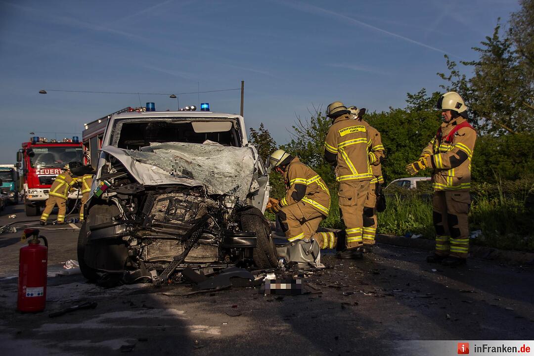 Schwerer Unfall in Fürth: Kleintransporter kracht in Kehrfahrzeug