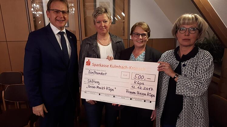Im Markt Küps gibt es nun auch eine Bürgerstiftung. Die Frauen-Union spendete hierfür 500 Euro. Im Bild von links: Bürgermeister Bernd Rebhan, Pia Rebhan, Silvia Meyer und Ursula Eberle-Berlips. Veronika Schadeck