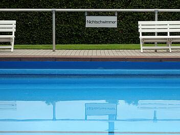 In Kassel ist es zum Wochenstart zu einem Fall sexueller Bel&auml;stigung im Schwimmbad gekommen. In einem Freibad ging eine M&auml;nnergruppe zwei junge Frauen an.  Symbolbild: Caroline Seidel/dpa