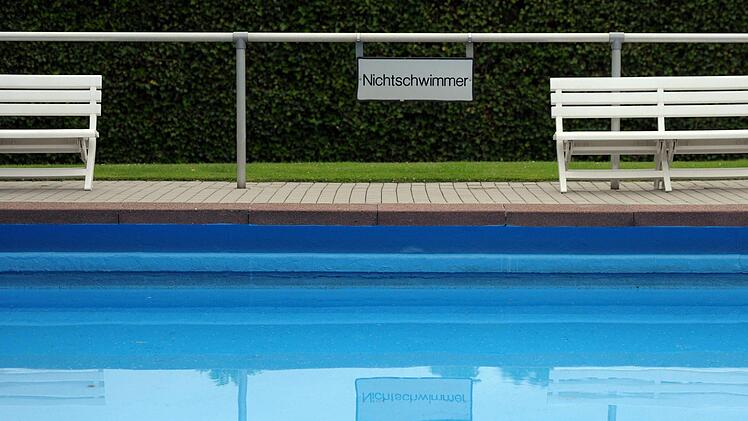In Kassel ist es zum Wochenstart zu einem Fall sexueller Bel&auml;stigung im Schwimmbad gekommen. In einem Freibad ging eine M&auml;nnergruppe zwei junge Frauen an.  Symbolbild: Caroline Seidel/dpa