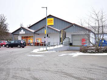 Der Netto-Markt in Igensdorf  mit dem Anbau, in dem der frühere  Schlecker-Drogeriemarkt untergebracht war. Foto: Petra Malbrich
