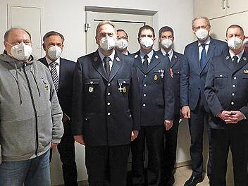 Bei der Ehrung (von links): Jubilar Michael Hußenether, Landrat Alexander Tritthart, Stellvertretender Kommandant Erwin Hußenether, Jubilar Wolfgang Kern, Jubilar Jens Baier, Kreisbrandrat Matthias Rocca, Bürgermeister German Hacker und Kommandant Roland Kern