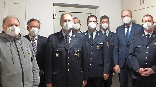Bei der Ehrung (von links): Jubilar Michael Hußenether, Landrat Alexander Tritthart, Stellvertretender Kommandant Erwin Hußenether, Jubilar Wolfgang Kern, Jubilar Jens Baier, Kreisbrandrat Matthias Rocca, Bürgermeister German Hacker und Kommandant Roland Kern