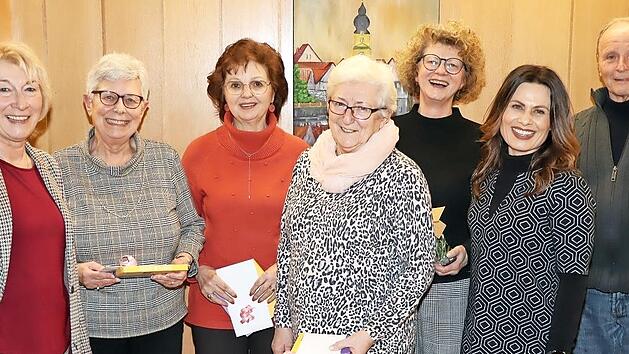 Die Vorsitzende der Kulturgemeinde Marion Konrad (links) und Zweite Vorsitzende Verena Beck (Zweite v. r.) freuen sich mit den geehrten Mitgliedern: (v. l.) Christa Stössel, Gerlinde Franz, Elisabeth Jakob, Lydia Jahn und Rudi Fetzer.