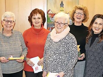 Die Vorsitzende der Kulturgemeinde Marion Konrad (links) und Zweite Vorsitzende Verena Beck (Zweite v. r.) freuen sich mit den geehrten Mitgliedern: (v. l.) Christa Stössel, Gerlinde Franz, Elisabeth Jakob, Lydia Jahn und Rudi Fetzer.