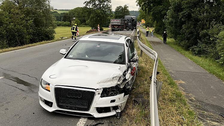 B303 bei Ludwigschorgast gesperrt: Auto kracht frontal gegen Lastwagen