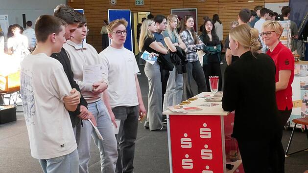Arbeitgeber präsentierten sich beim Alumni-Tag des Arnold-Gymnasiums: Nachwuchs ist gesucht.
