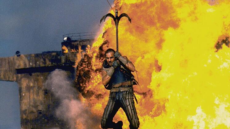 Der Mariner (Kevin Costner) ist in einen explosiven Kampf zwischen Gut und B&ouml;se verwickelt.