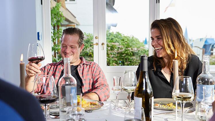 Nachdem sie in eine Schl&auml;gerei mit Otis und Bill geraten sind, haben Sandra (Katharina Wackernagel) und Christian (Aurel Manthei) die beiden mit zum Dinner in ihr Romantikhotel genommen. Ob der Abend so romantisch ausgeht, wie er begonnen hat?