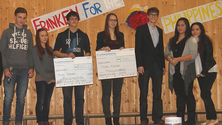 Mit Begeisterung unterstützen vor allem Jugendliche die Hilfsaktion wie die SMV von Ebern mit Jan Batzner, Nele Thomann und Lukas Midelstaedt sowie Jana Hümmer und Dominik Baum aus der "IHAD-Group" aus Kirchlauter mit Johanna Kaiser und Karin Hornung (von links).