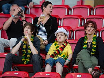 Etwas skeptisch, aber nicht zu euphorisch - so kann es was werden mit dem Leben während der Fußball-WM. Foto: Inga Kier, dpa