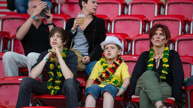 Etwas skeptisch, aber nicht zu euphorisch - so kann es was werden mit dem Leben während der Fußball-WM. Foto: Inga Kier, dpa