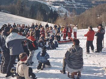 In Zeiten des Klimawandels unvorstellbar: Kreismeisterschaften Ski Alpin 2002 am Höflesgrund in Kupferberg. Der Skiclub freut sich über enorme Resonanz auf die Einladung. Foto: Archiv Skiclub/Fritz Dumler