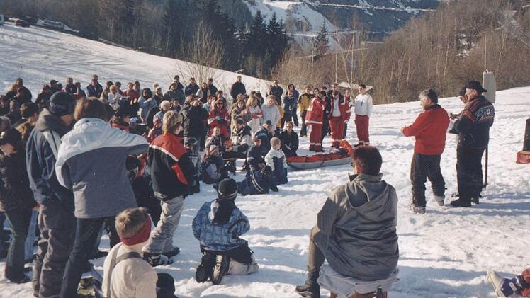 In Zeiten des Klimawandels unvorstellbar: Kreismeisterschaften Ski Alpin 2002 am Höflesgrund in Kupferberg. Der Skiclub freut sich über enorme Resonanz auf die Einladung. Foto: Archiv Skiclub/Fritz Dumler