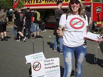 Rafaela Rzonsa sammelt auch Unterschriften beim RockFestival .  Fotos: privat/Rafaela Rzonsa