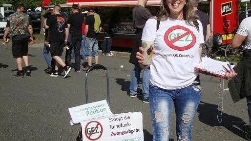 Rafaela Rzonsa sammelt auch Unterschriften beim RockFestival .  Fotos: privat/Rafaela Rzonsa