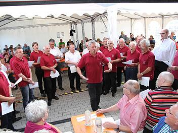 Richard Obenauf (M.) leitete den Jubelchor und den Patenverein aus Schnaid-Rothensand an. Foto: Mathias Erlwein