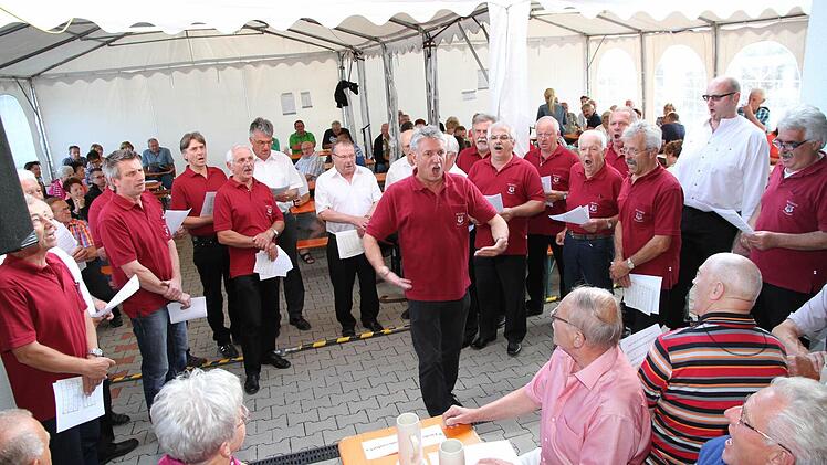 Richard Obenauf (M.) leitete den Jubelchor und den Patenverein aus Schnaid-Rothensand an. Foto: Mathias Erlwein