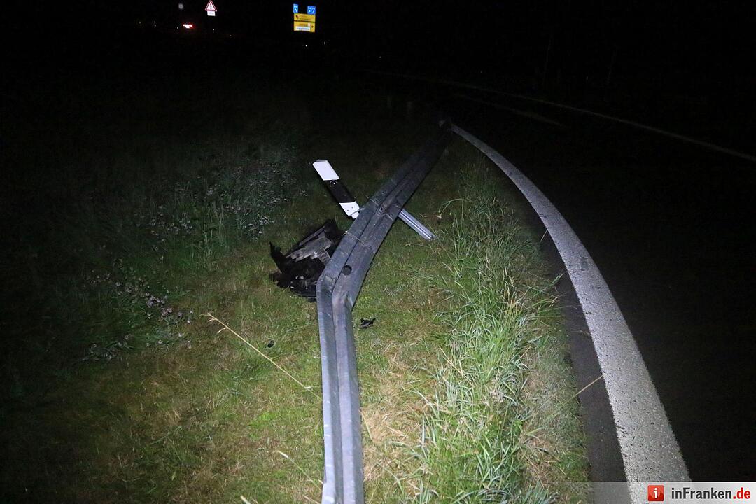 Auto rast auf A73 über Leitplanke