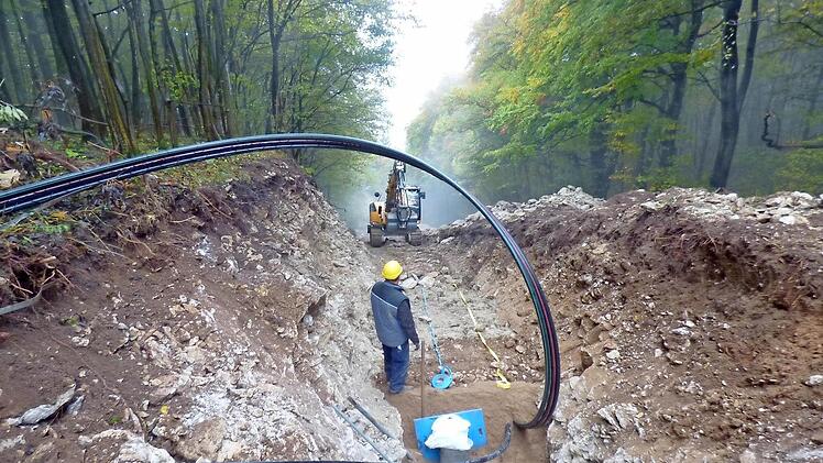 Verlegearbeiten im Steilhang an der Wallerwarte Foto: Thomas Weichert
