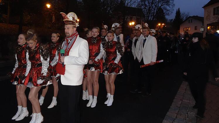 Angef&uuml;hrt von Stefan Dotterweich marschieren die NCC-Garden zum Rathaussturm.  Foto: Pierre Strecker