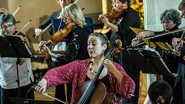Impressionen von der Ahorner Serenade mit dem Collegium musicum Coburg unter Leitung von Thomas Ehrle: Cellosolistin Ulrike Gossel.Foto: Jochen Berger