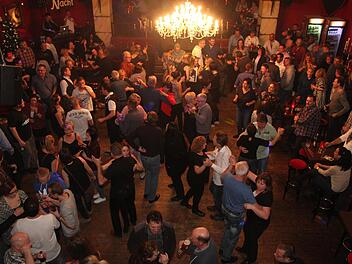 Bei der Schlager- und Neue-Deutsche-Welle-Nacht tanzten die Partylustigen zu Foxtrott-Klängen durch die Nacht. Fotos: Sonny Adam