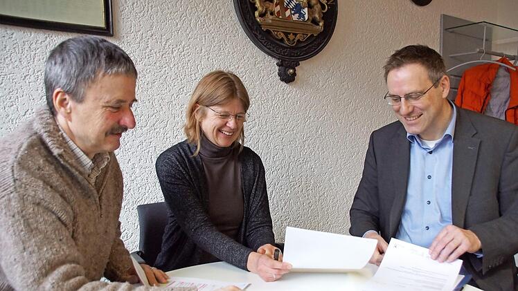 Beste Laune herrschte am gestrigen Montag bei B&uuml;rgermeister Matthias B&auml;uerlein, Regionalmanagerin Ulla Schmidt und dem Leiter des Forstbetriebs Ebrach, Ulrich Mergner (von rechts), denn das Trekkingkonzept der Gemeinde Rauhenebrach hat den Zuschlag des Forstministeriums als unterfr&auml;nkisches Projekt "Waldattraktionen" erhalten.  Foto: Sabine Weinbeer