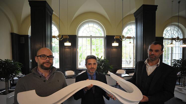 Planer Sebastian Wedel und Kurdirektor Frank Oette stellten im Herbst ein Modell der künftigen Tourist-Info-Theke vor. Foto: Siegfried Farkas/Archiv