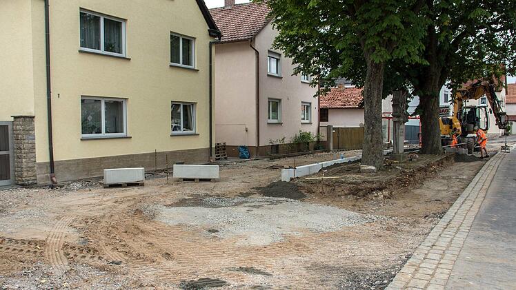 Die Bauarbeiten am Platz an der Linde in Untertheres werden aus verschiedenen Gründen zwischen 6000 und 7000 Euro teurer kommen als geplant.Ulrike Langer