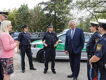 Bayerns Innenminister Joachim Herrmann (CSU)   sagte bei einem  Ortstermin in Bamberg, dass    die Polizei im kommenden Jahr weiter verstärkt werden könnte.  Foto: Barbara Herbst