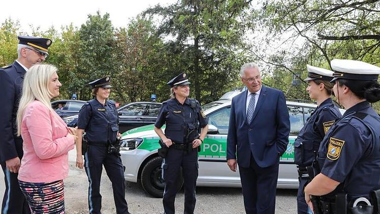 Bayerns Innenminister Joachim Herrmann (CSU)   sagte bei einem  Ortstermin in Bamberg, dass    die Polizei im kommenden Jahr weiter verstärkt werden könnte.  Foto: Barbara Herbst