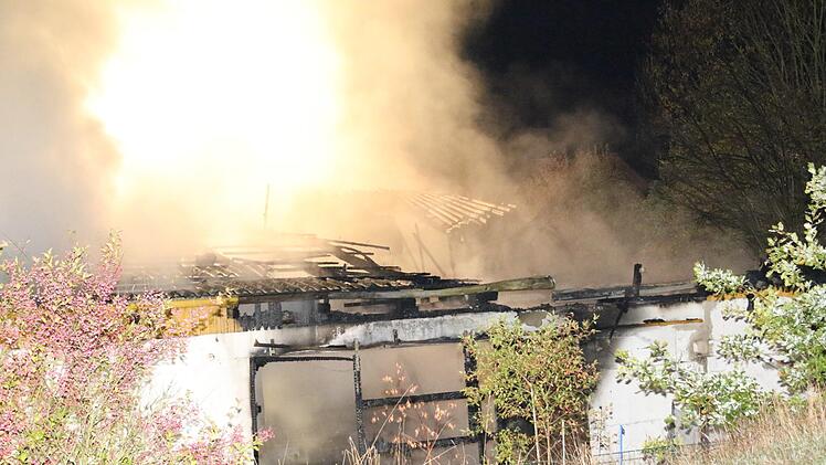 Brand einer Lagerhalle in Autenhausen am Sonntagmorgen Foto: Michael Stelzner
