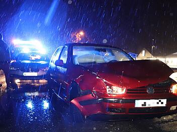 Unfall auf der B173: Am Golf entstand nach einer ersten Schätzung der Polizei ein Schaden in Höhe von etwa 5000 Euro. Foto: Marian Hamacher