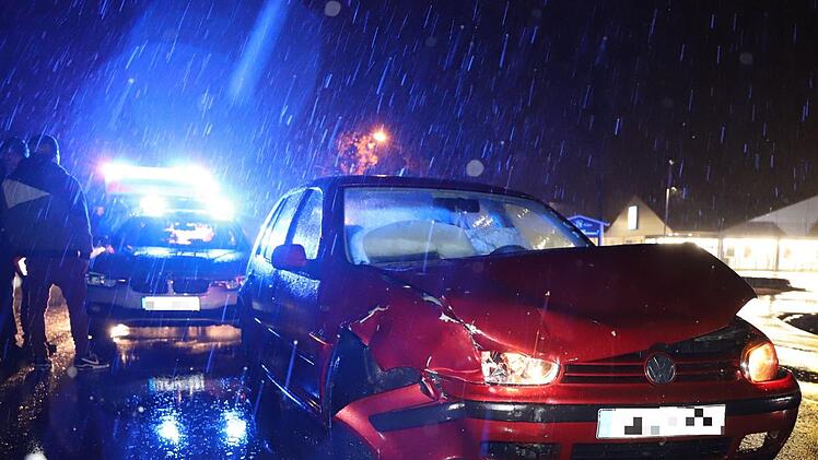 Unfall auf der B173: Am Golf entstand nach einer ersten Schätzung der Polizei ein Schaden in Höhe von etwa 5000 Euro. Foto: Marian Hamacher